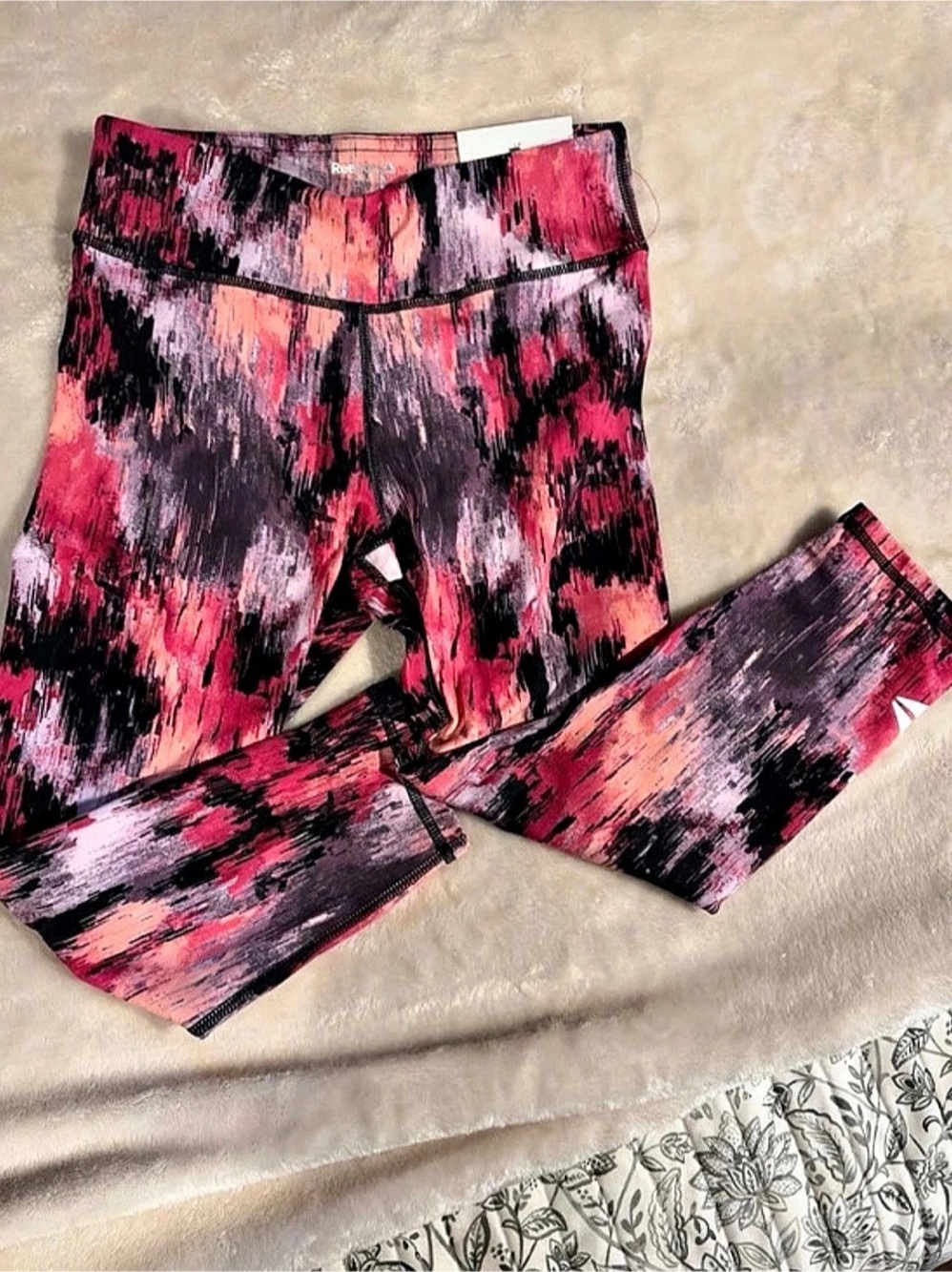 Reebok Abstract 7/8 Leggings in Pink & Black Medium Like New